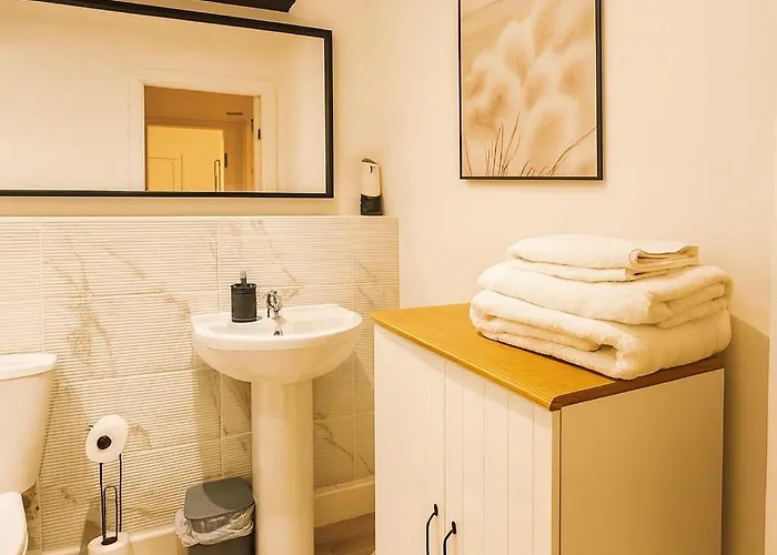 New York Luxe & Free Onsite Parking Apartment Bradford (West Yorkshire)